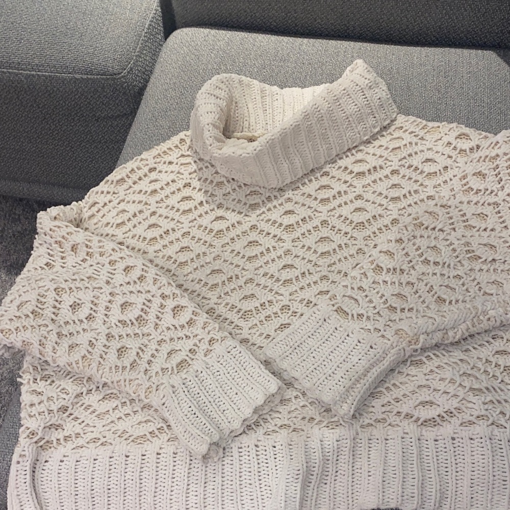White Crow Elegant Cream Turtleneck Sweater size large cozy and warm. EEUC